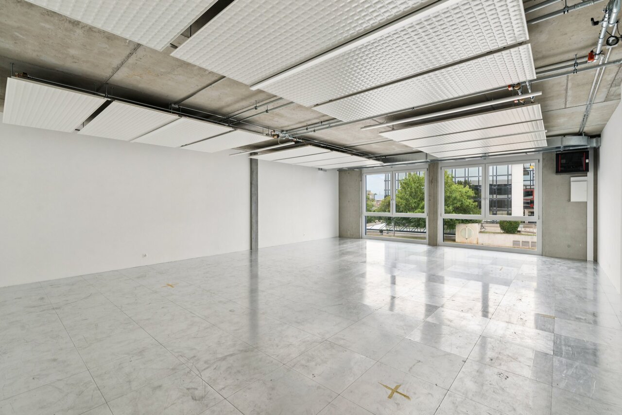 83m² workshop