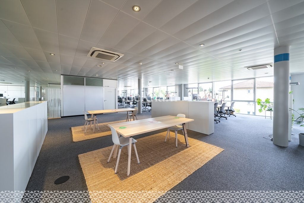 1120m² office