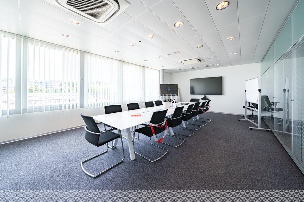 1120m² office