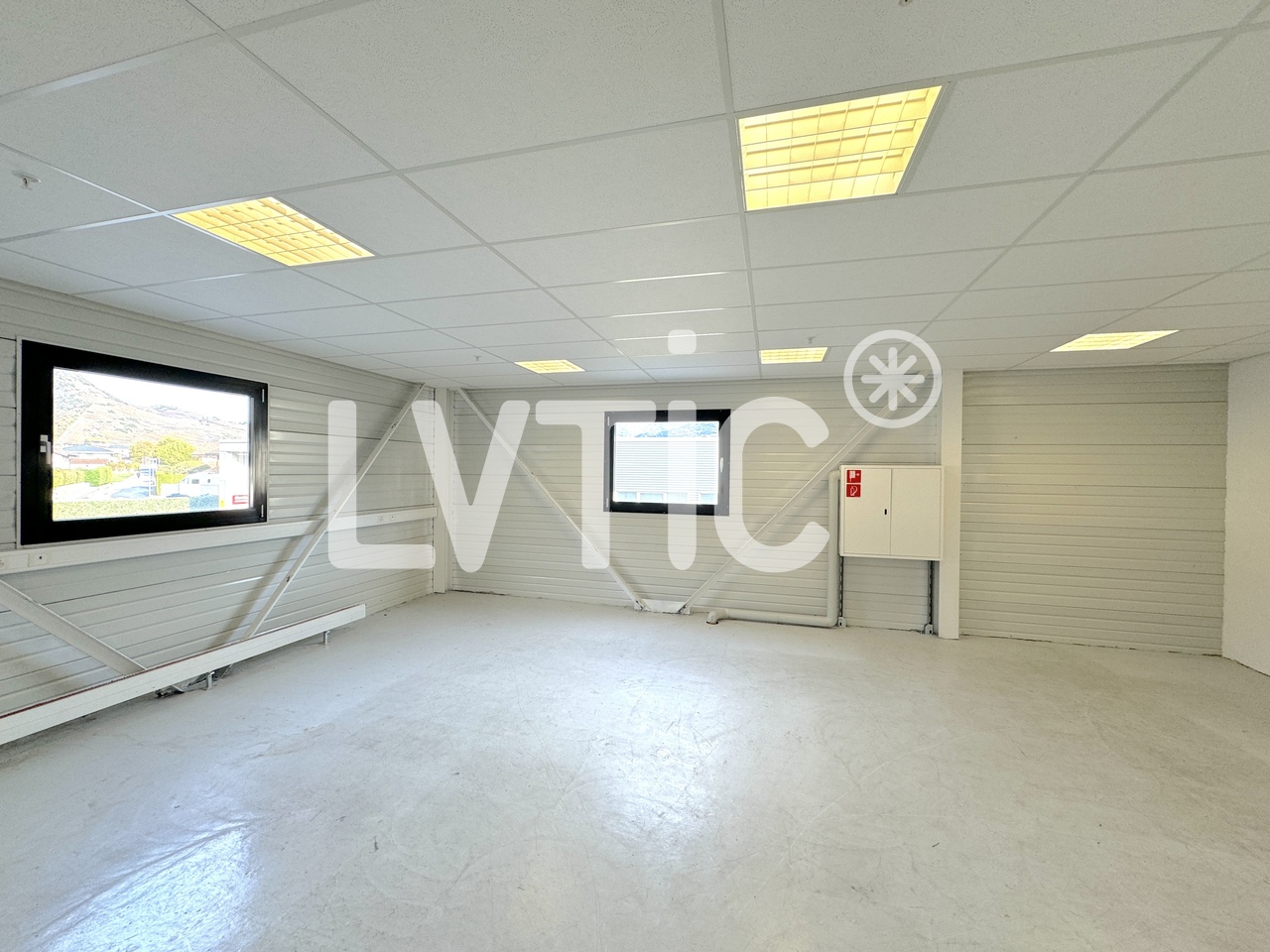 290m² shop