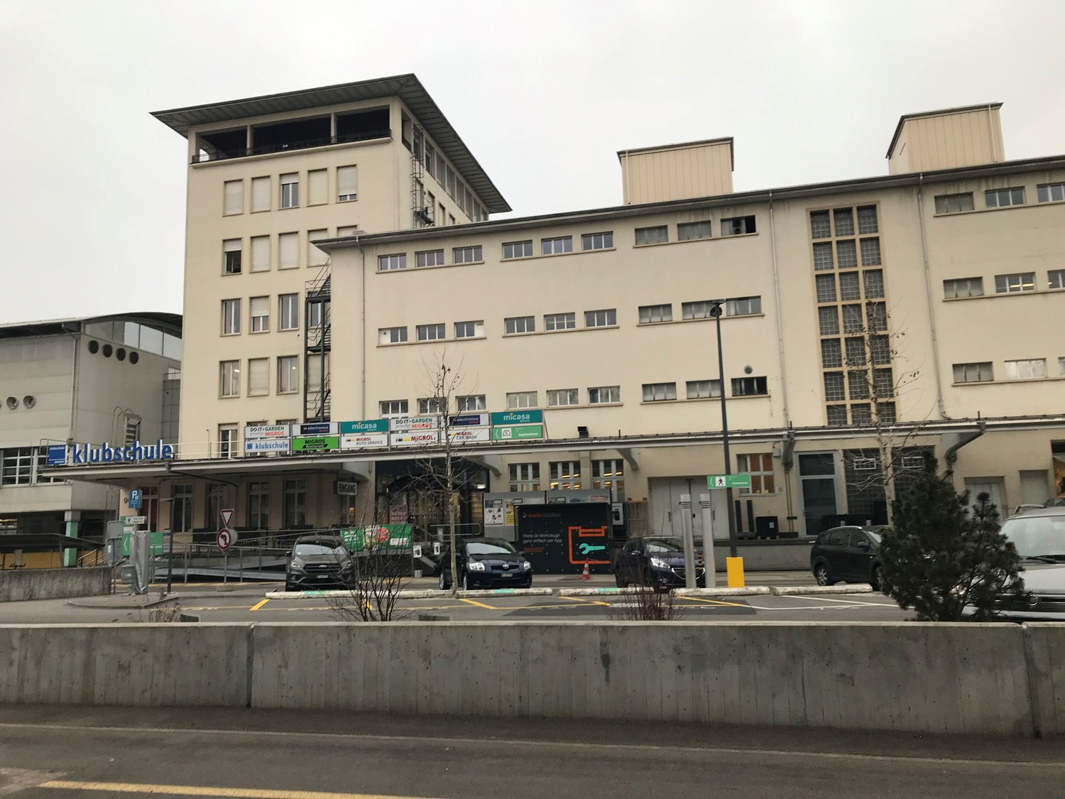 Commercial, Foto 1 von 10