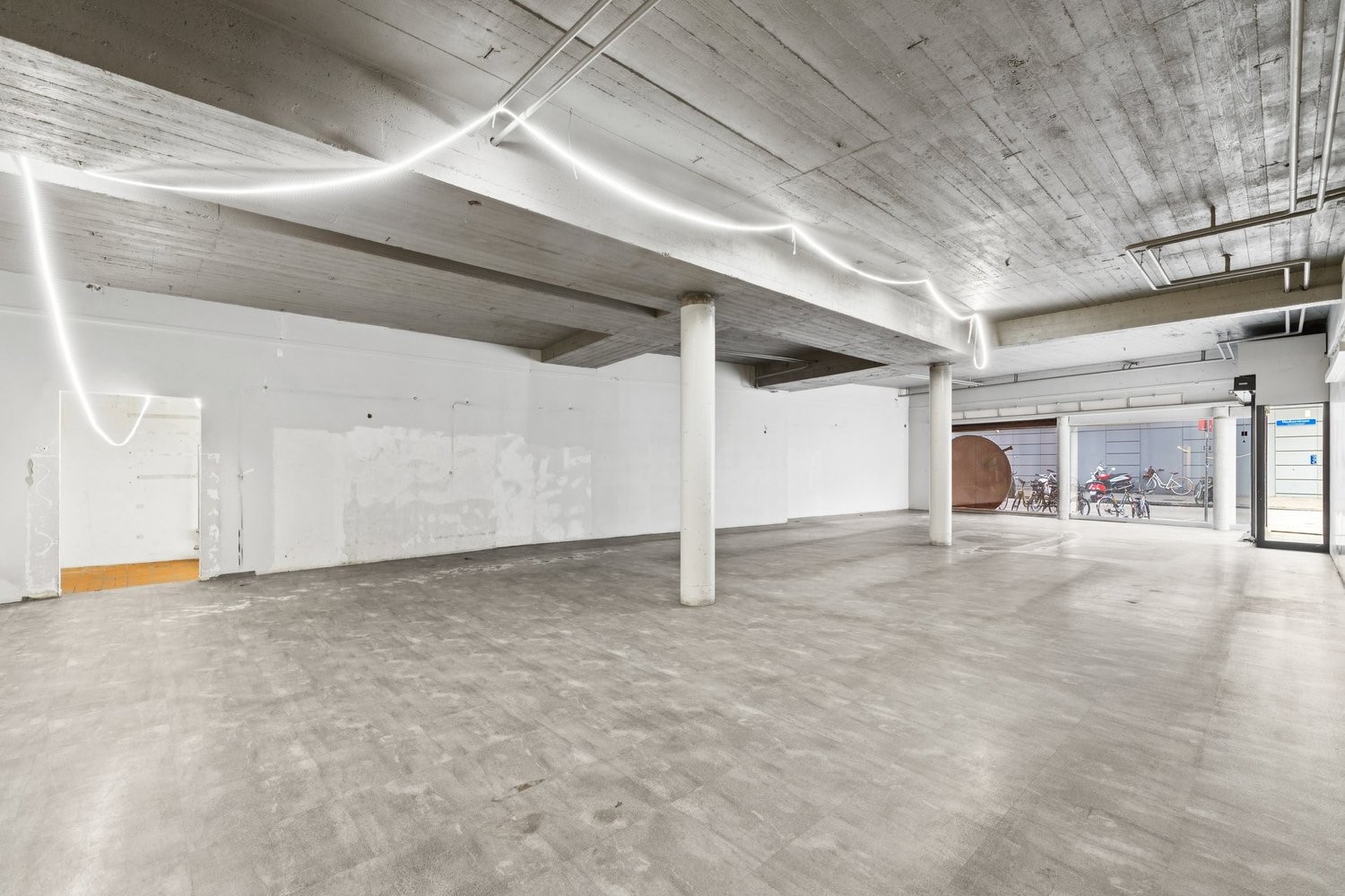 275m² shop