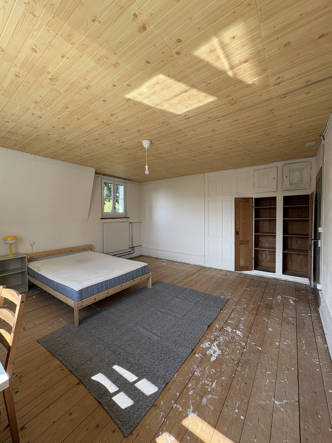 Chambre en colocation

Salut ! Nous recherchons un nouvel étudiant pour reprendre une chambre meublée de 15m² dans notre colocation. Tu vivrais avec d'autres étudiants de la ZHAW, donc l'ambiance est super détendue, sociale et décontractée.

À quoi ressemble l'endroit :
	•	Ta propre chambre de 15m²,