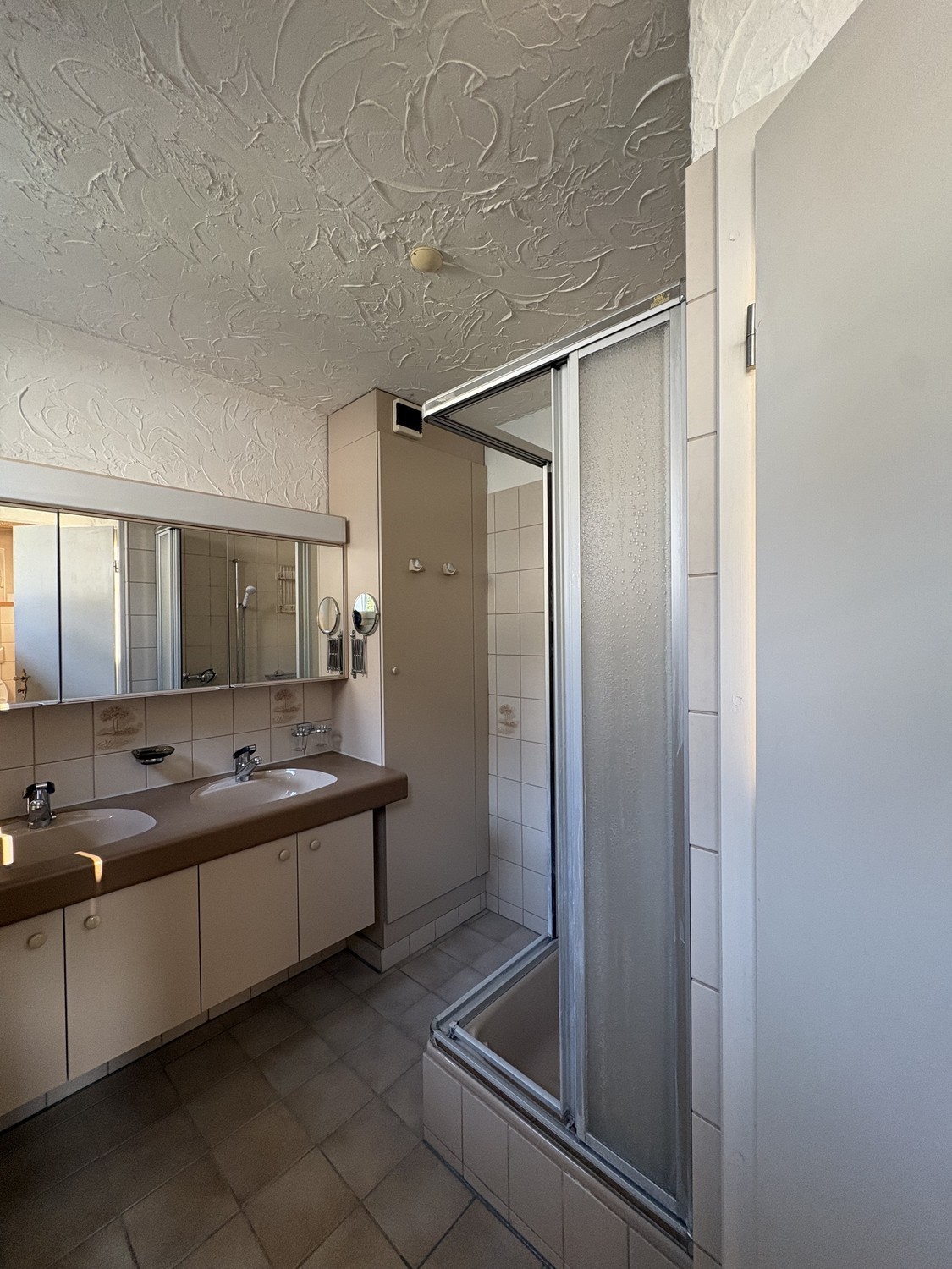 Chambre en colocation

Salut ! Nous recherchons un nouvel étudiant pour reprendre une chambre meublée de 15m² dans notre colocation. Tu vivrais avec d'autres étudiants de la ZHAW, donc l'ambiance est super détendue, sociale et décontractée.

À quoi ressemble l'endroit :
	•	Ta propre chambre de 15m²,