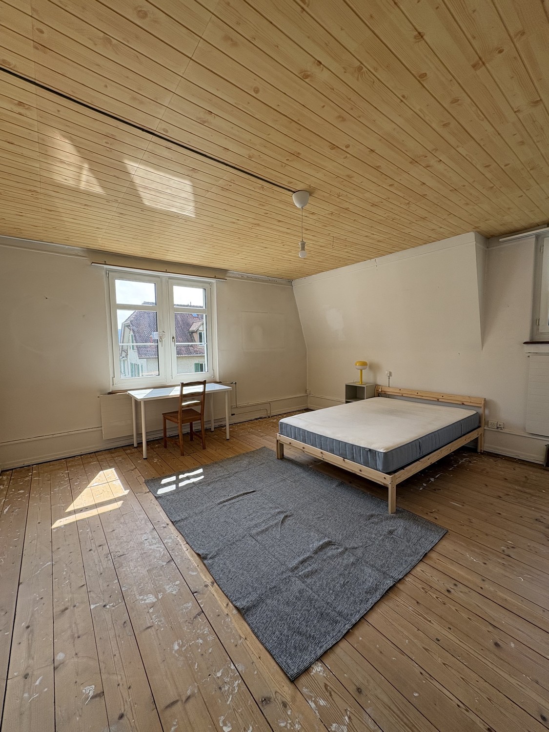Chambre en colocation

Salut ! Nous recherchons un nouvel étudiant pour reprendre une chambre meublée de 15m² dans notre colocation. Tu vivrais avec d'autres étudiants de la ZHAW, donc l'ambiance est super détendue, sociale et décontractée.

À quoi ressemble l'endroit :
	•	Ta propre chambre de 15m²,