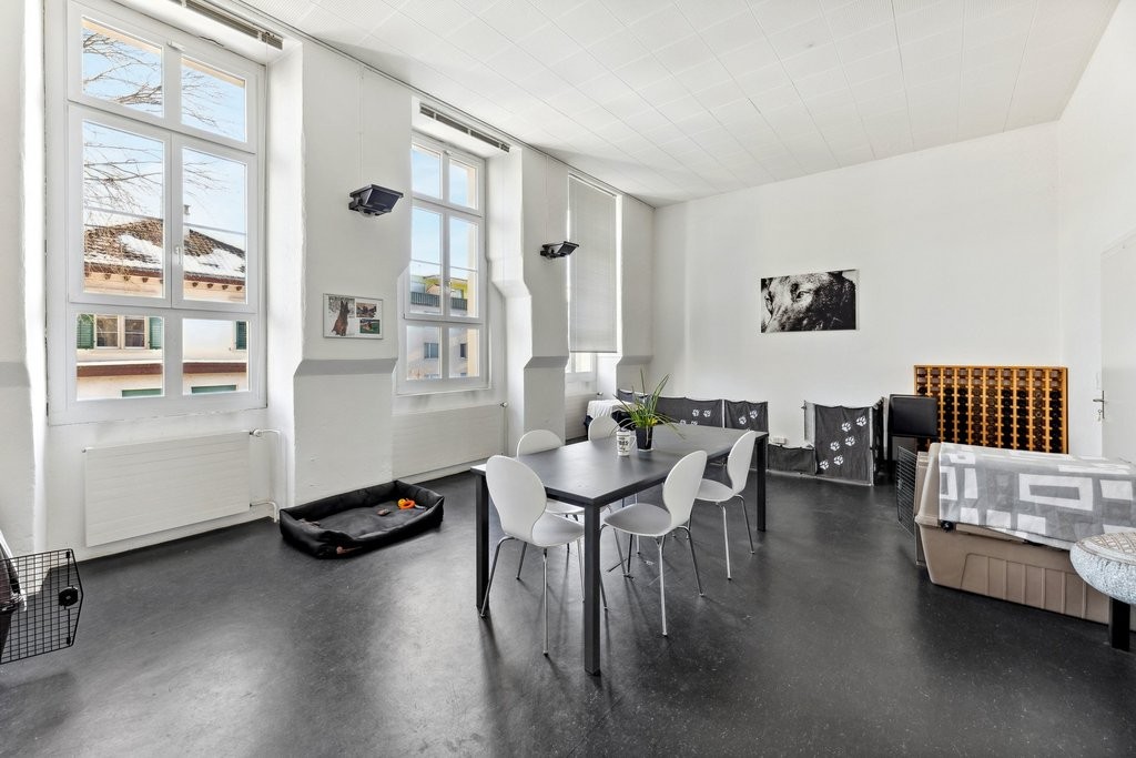 Commercial, Foto 1 von 10