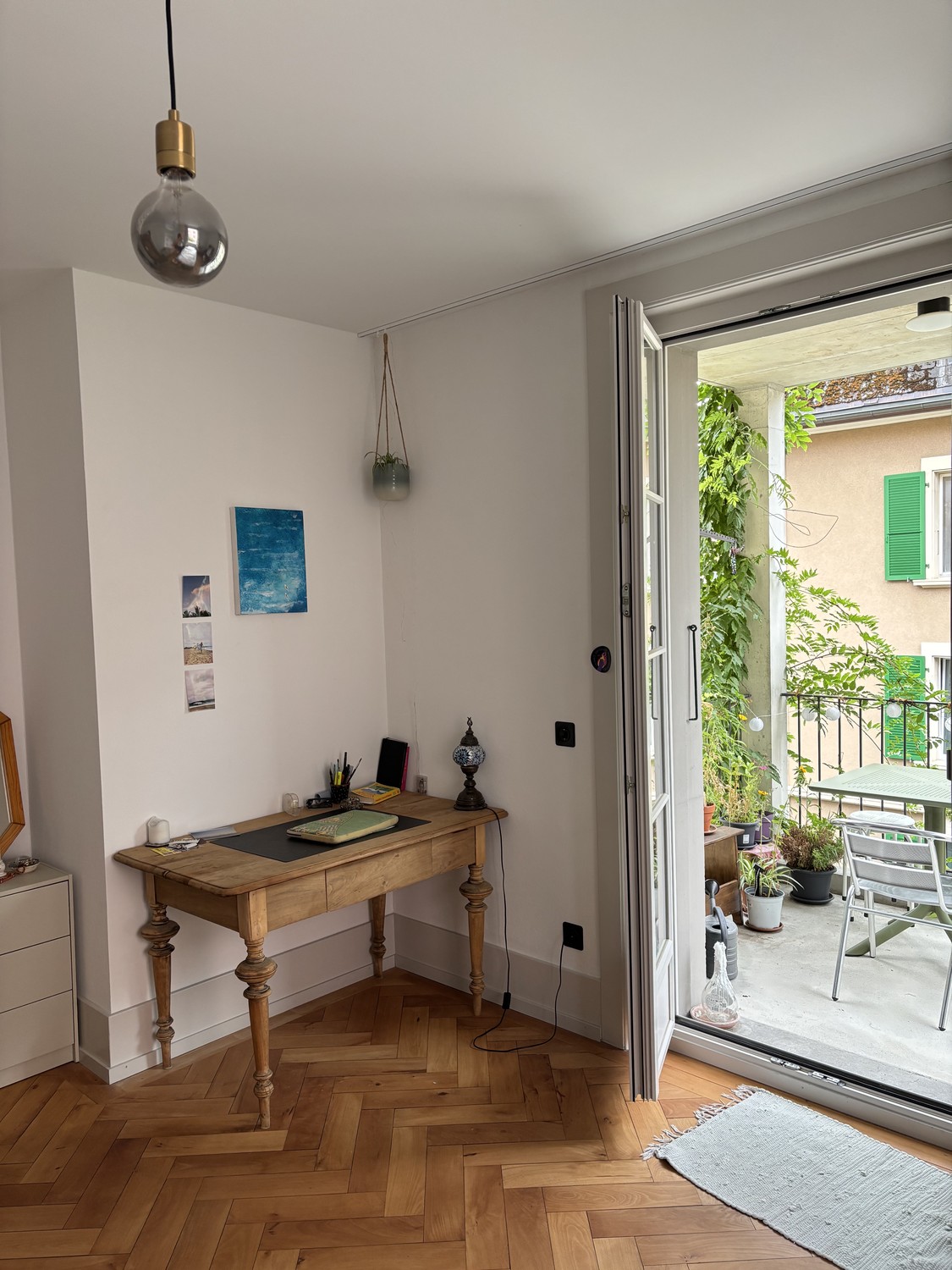 Chambre dans une colocation
description":"grande chambre lumineuse avec balcon :)
La colocation dispose d'une grande cuisine et d'un salon. Au Mattenhof, gare à 5 minutes en tram. Commerces à proximité ainsi que des cafés et bars sympas :)"}