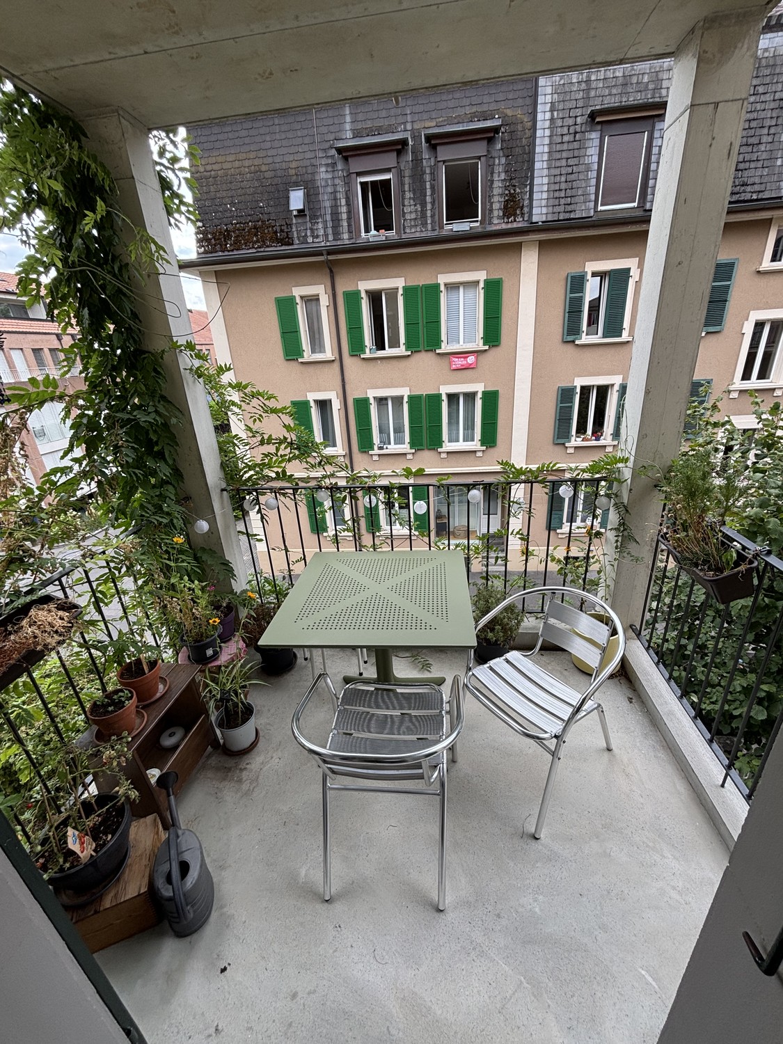Chambre dans une colocation
description":"grande chambre lumineuse avec balcon :)
La colocation dispose d'une grande cuisine et d'un salon. Au Mattenhof, gare à 5 minutes en tram. Commerces à proximité ainsi que des cafés et bars sympas :)"}