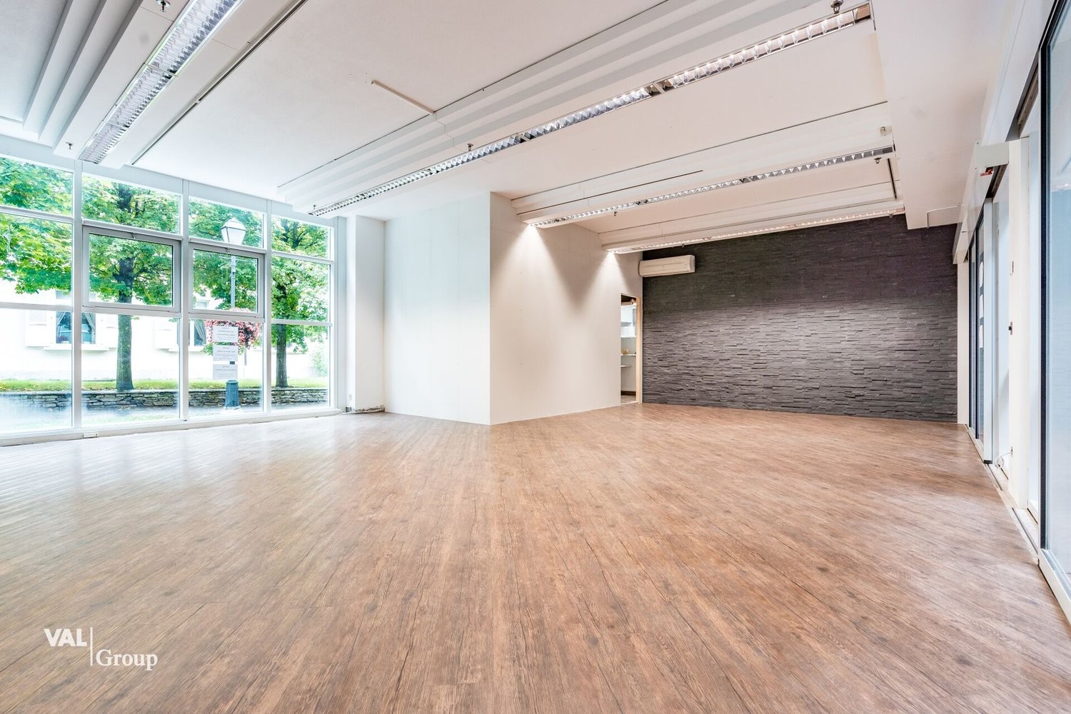 70m² commercial