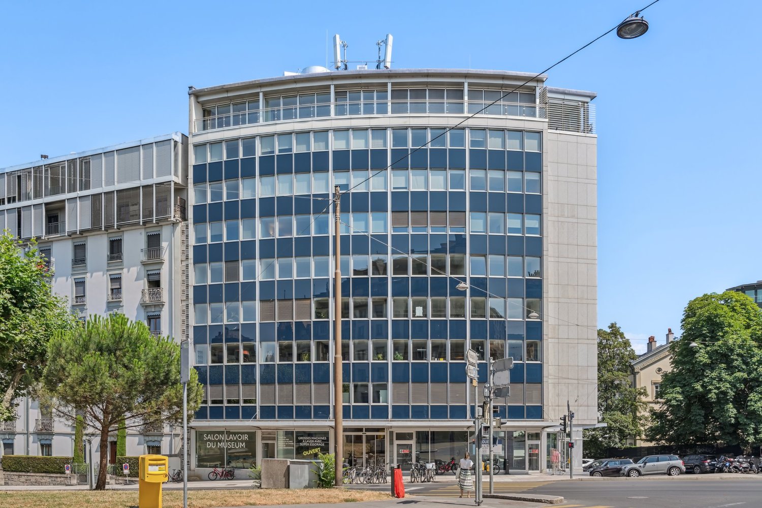 326m² office