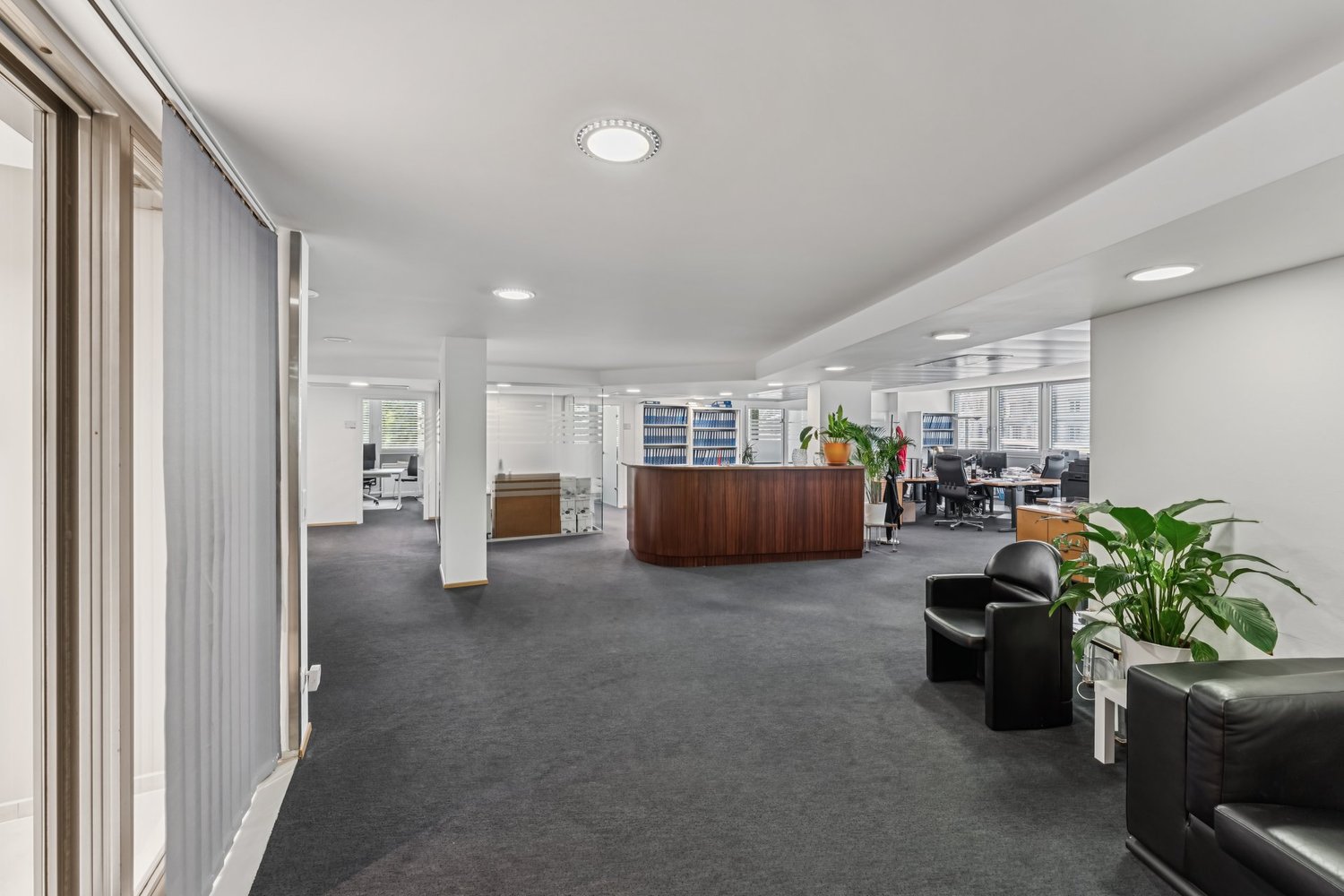 326m² office