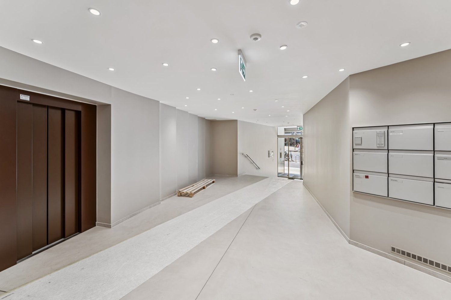 326m² office