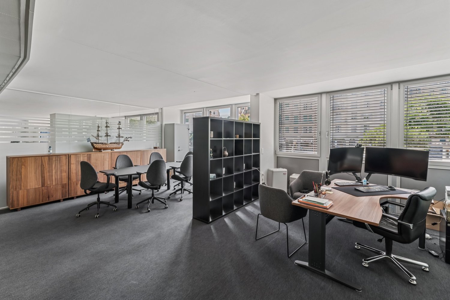 326m² office