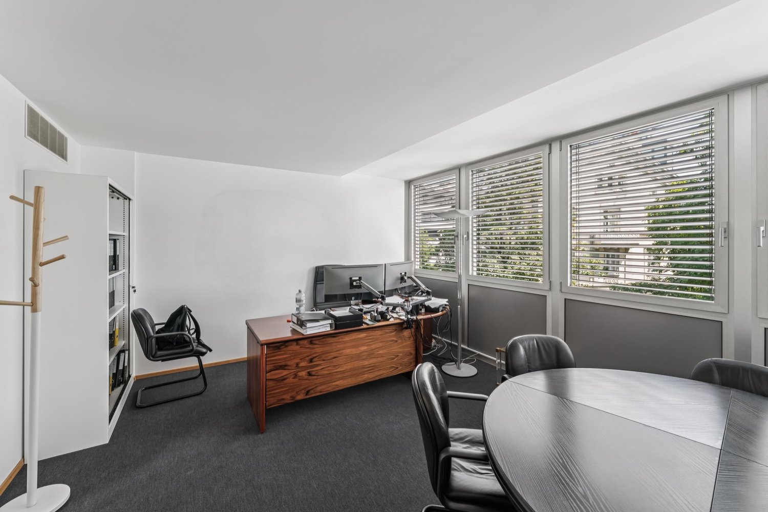 326m² office