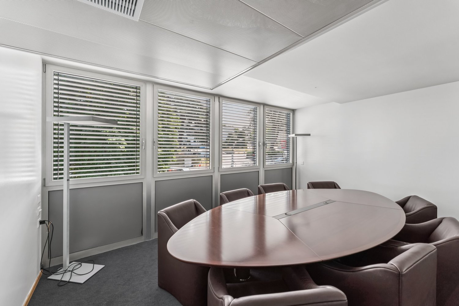 326m² office