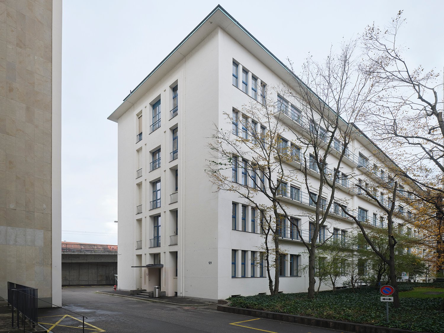 1420m² office