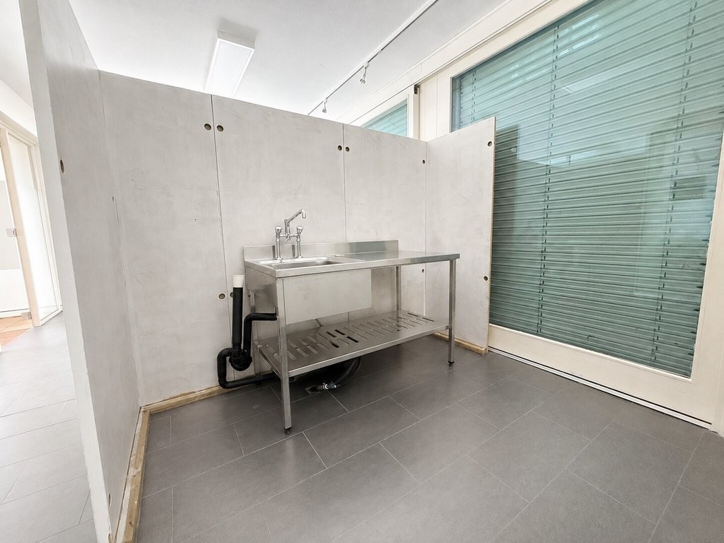 76m² shop