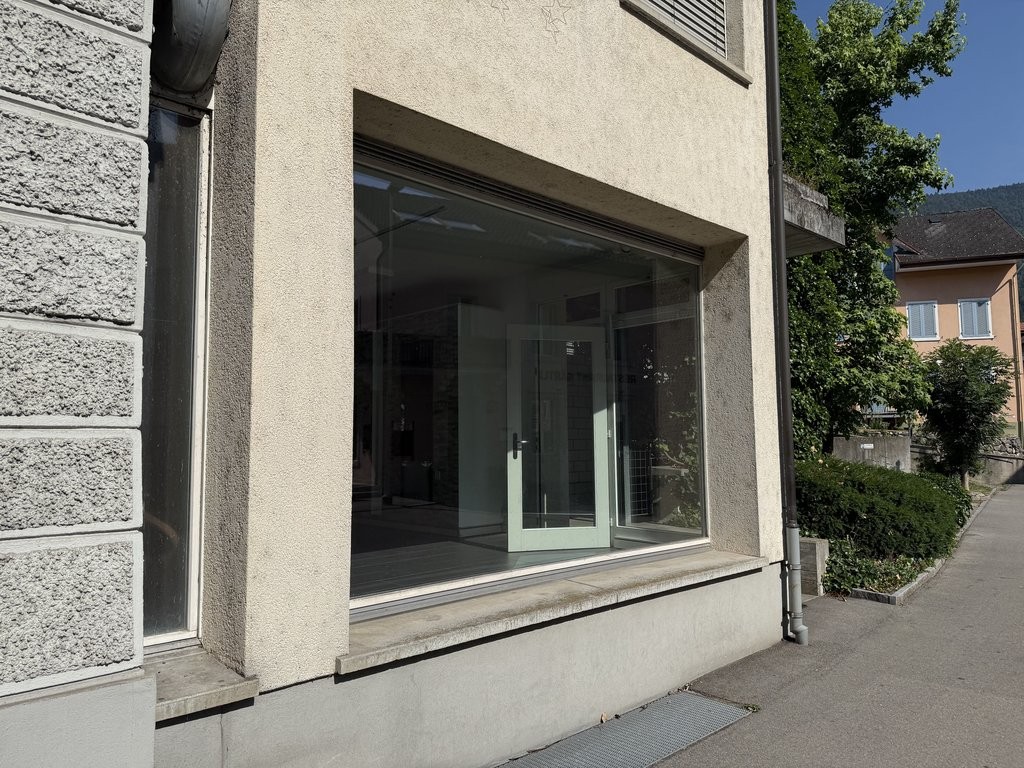 76m² shop
