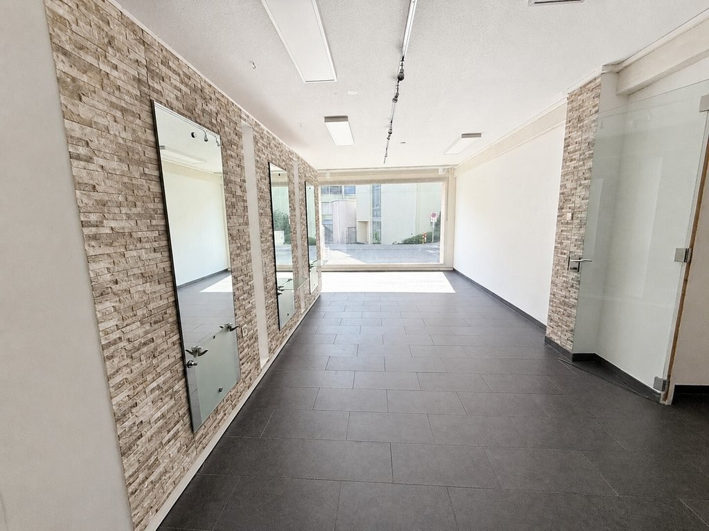 76m² shop