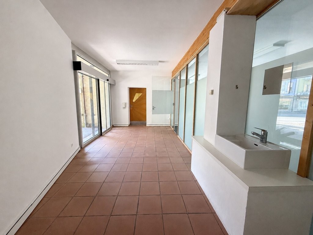76m² shop