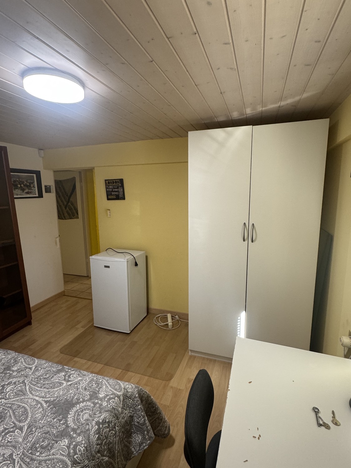 Chambre dans une colocation

Cette chambre est parfaite pour un étudiant ! Toutes les charges sont incluses. Elle est libre pour le 1 September . Non-fumeurs. Entièrement meublée.