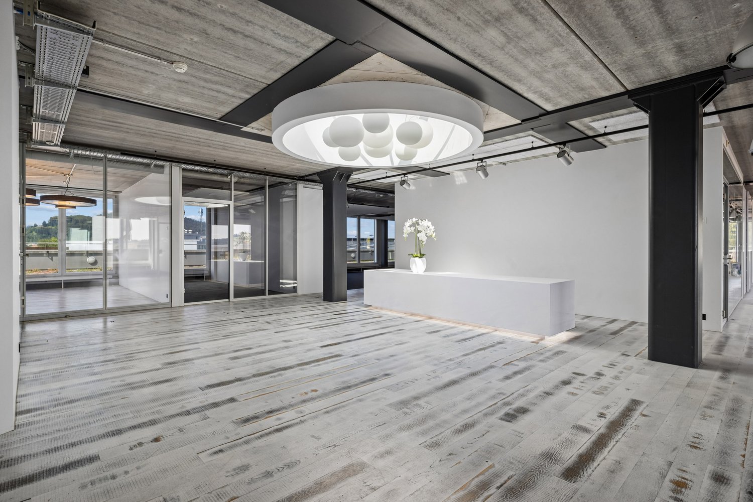 592m² office