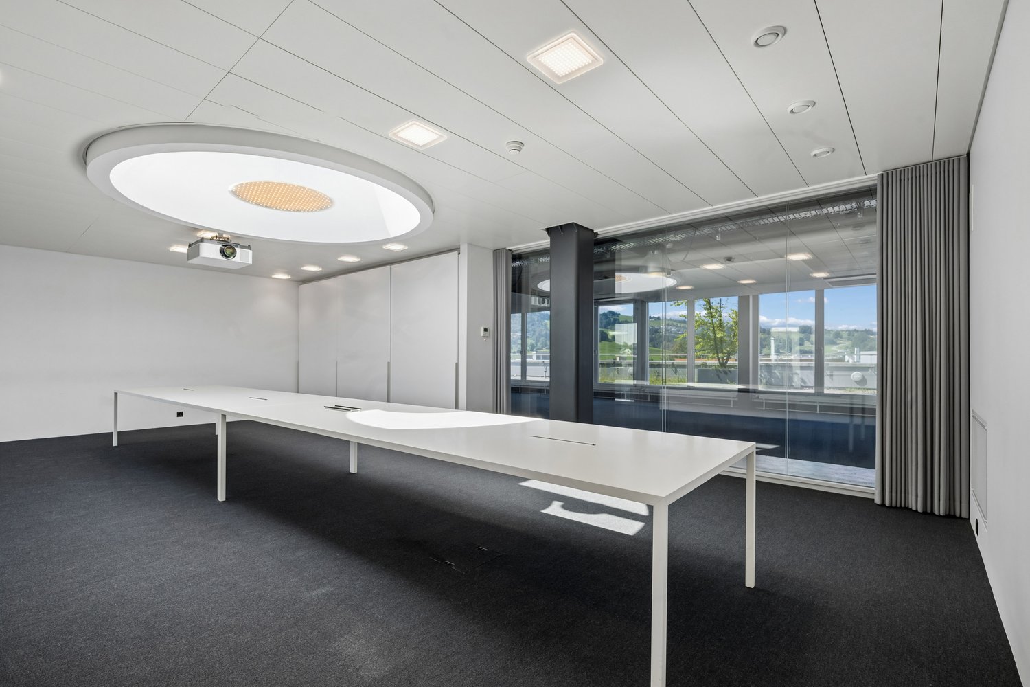 592m² office