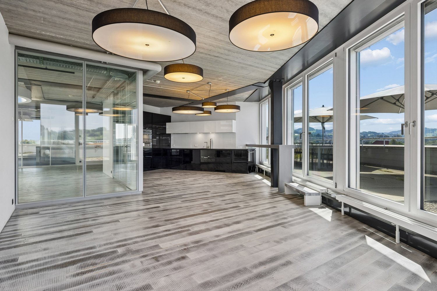 592m² office