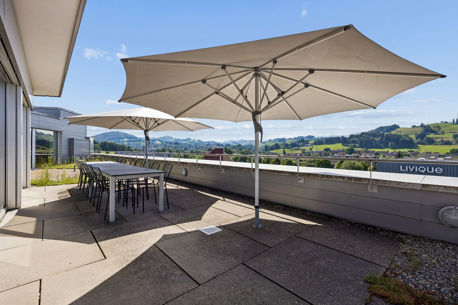 592m² office