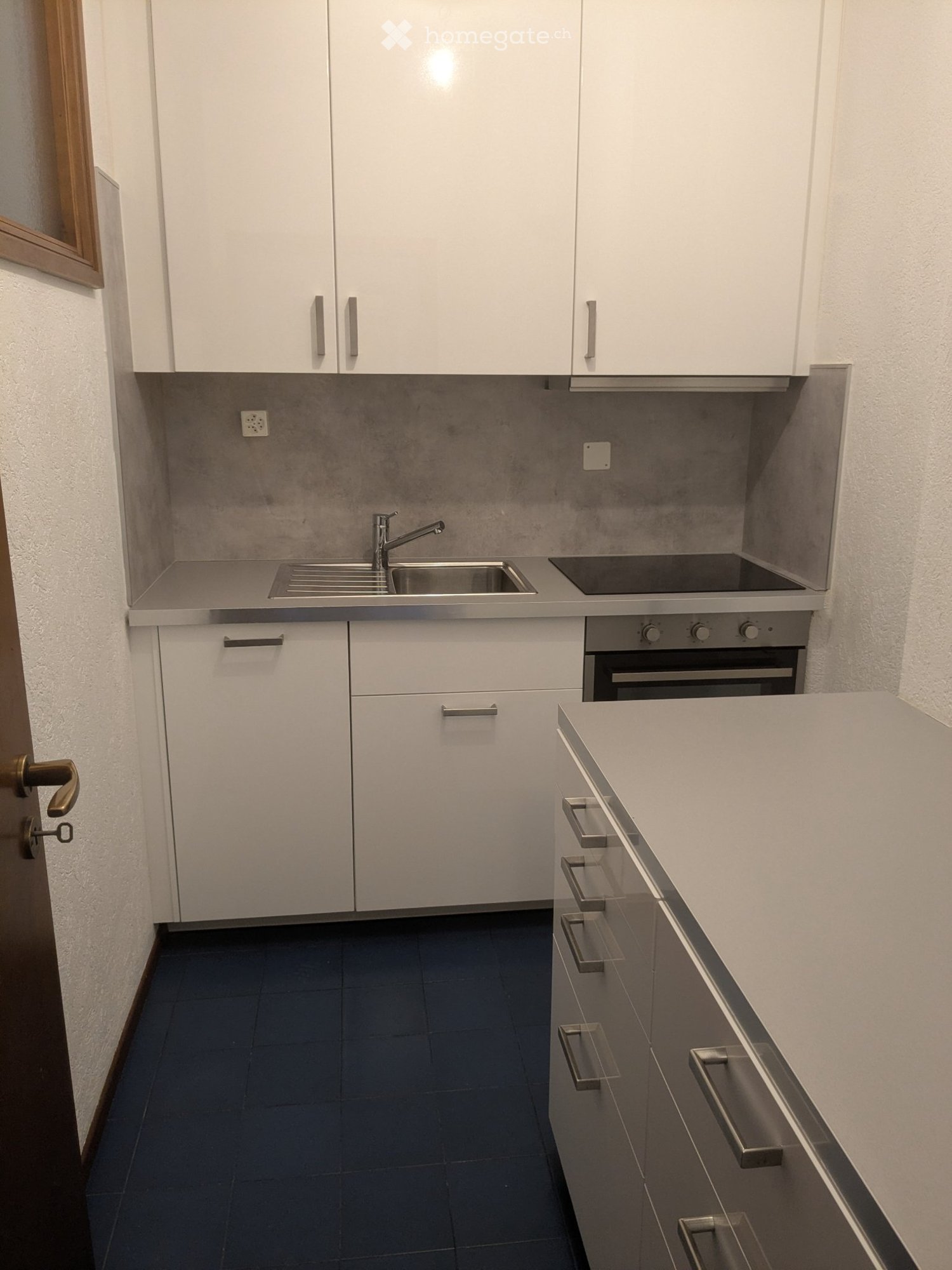 2 ½ Zimmer Wohnung
Zu vermieten: 2.5-Zimmer-Wohnung in Davesco - ein Zimmer, Wohnzimmer, separate Küche und Bad.
Nettomiete monatlich CHF 1'100.--
Nebenkosten CHF 150.--
Garage CHF 150.--
Für Informationen rufen Sie von Montag bis Freitag während der Bürozeiten die 091 923 11 56 an., Foto 5 von 5