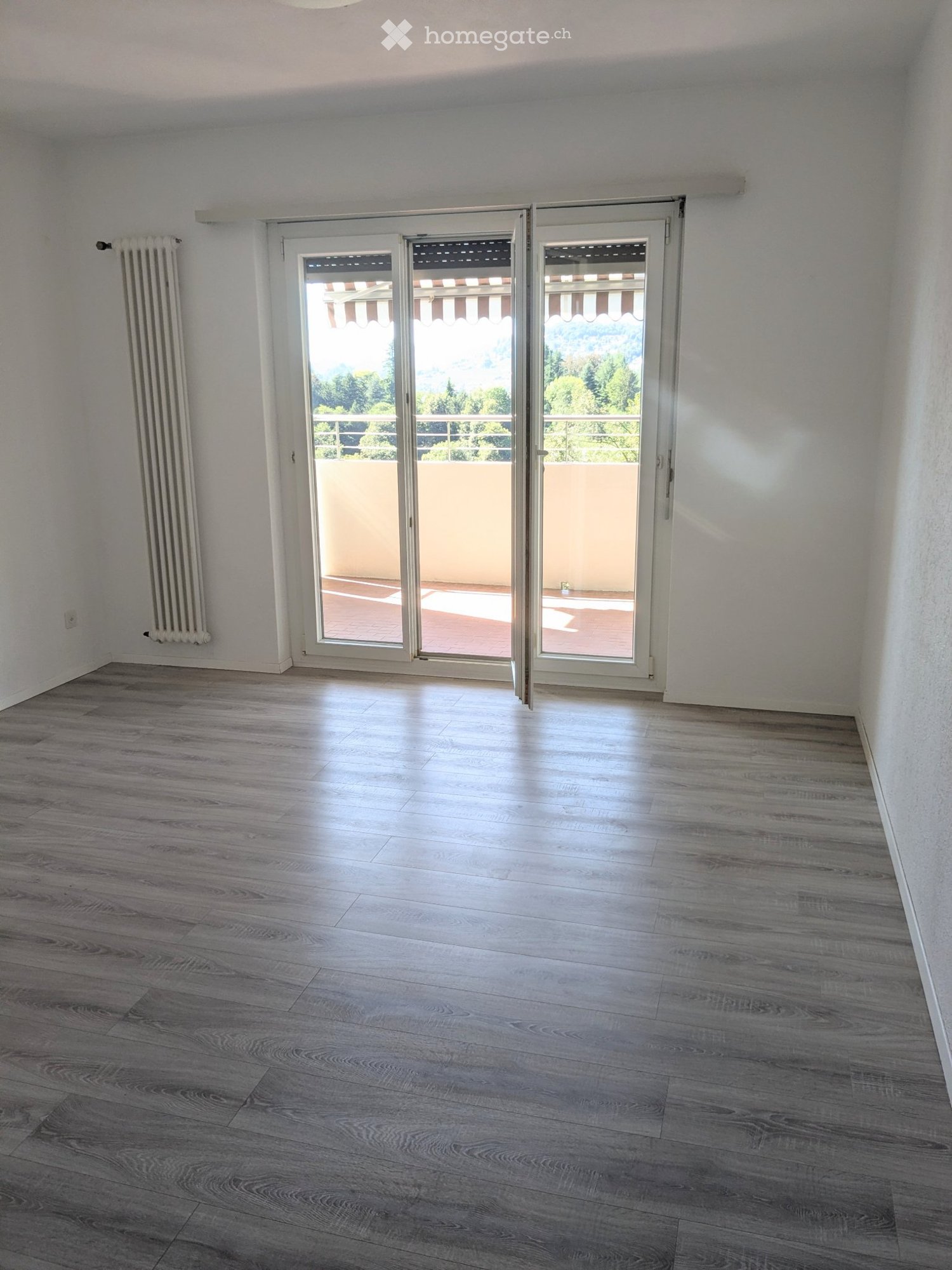 2 ½ Zimmer Wohnung
Zu vermieten: 2.5-Zimmer-Wohnung in Davesco - ein Zimmer, Wohnzimmer, separate Küche und Bad.
Nettomiete monatlich CHF 1'100.--
Nebenkosten CHF 150.--
Garage CHF 150.--
Für Informationen rufen Sie von Montag bis Freitag während der Bürozeiten die 091 923 11 56 an., Foto 2 von 5