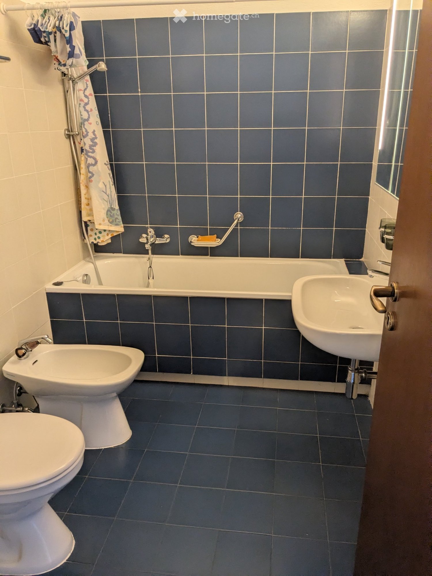 2 ½ Zimmer Wohnung
Zu vermieten: 2.5-Zimmer-Wohnung in Davesco - ein Zimmer, Wohnzimmer, separate Küche und Bad.
Nettomiete monatlich CHF 1'100.--
Nebenkosten CHF 150.--
Garage CHF 150.--
Für Informationen rufen Sie von Montag bis Freitag während der Bürozeiten die 091 923 11 56 an., Foto 1 von 5