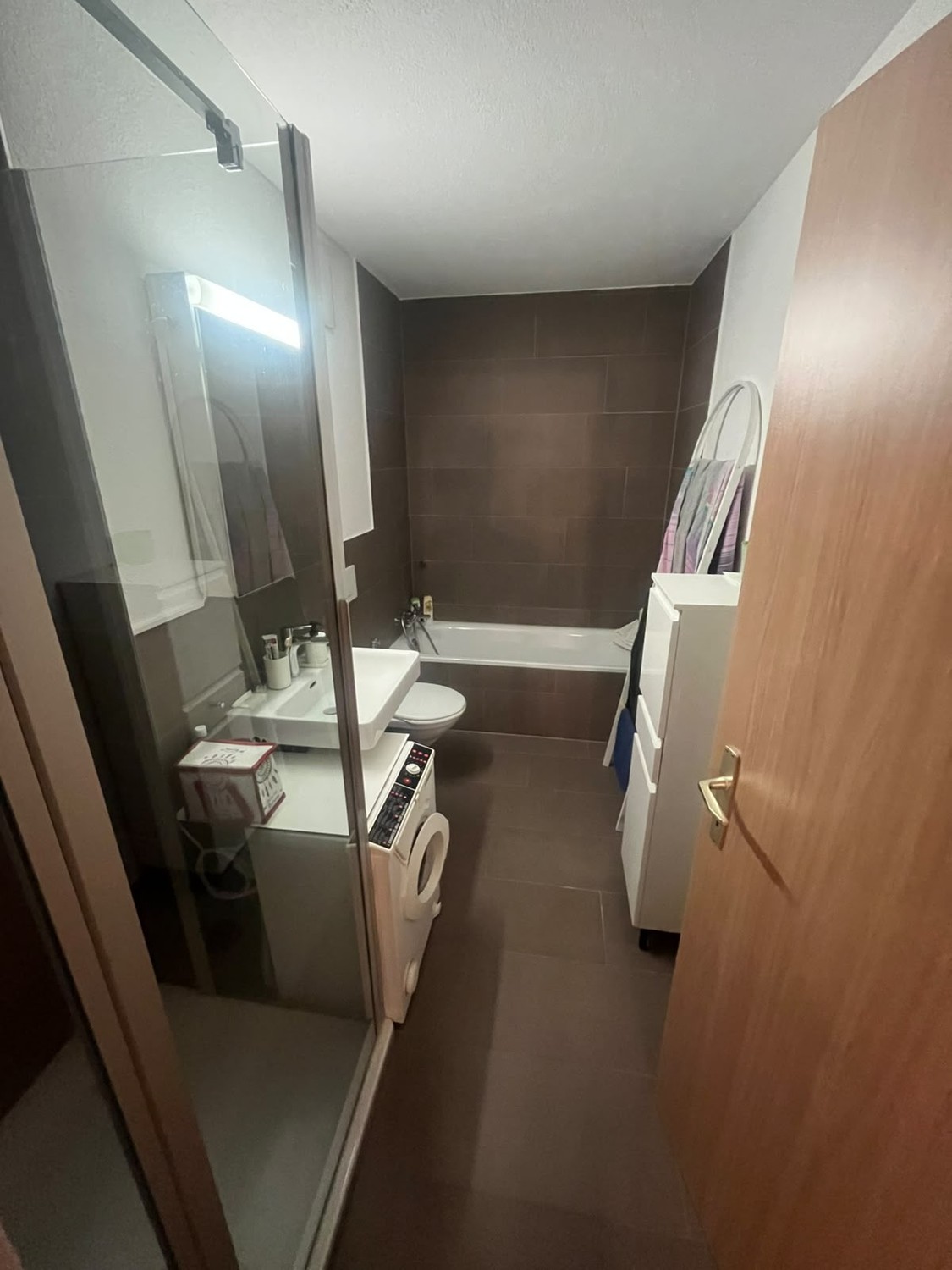 Zimmer in einer WG

Grosses, voll möbliertes Zimmer mit Bett, Kleiderschrank, Schreibtisch und allem, was Sie brauchen. Die Wohnung verfügt über ein gemeinsames Badezimmer, ein Wohnzimmer und eine Küche, die mit einer Waschmaschine und anderen wichtigen Dingen ausgestattet ist. Der Migros ist nur 2 