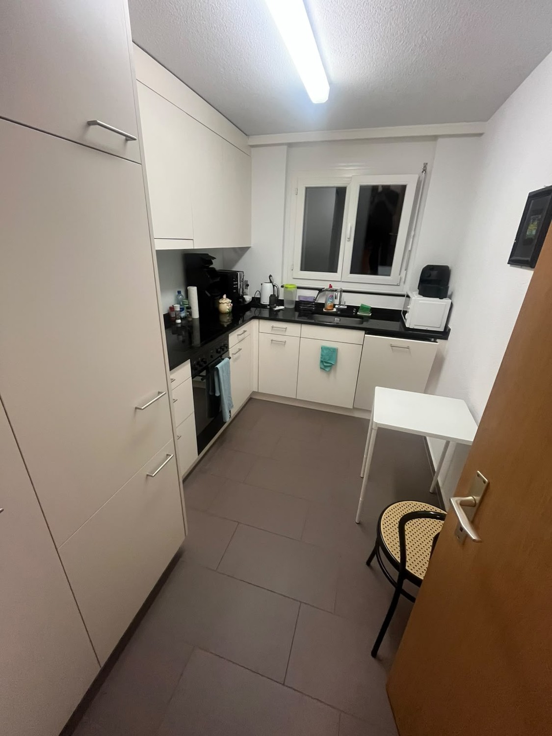 Zimmer in einer WG

Grosses, voll möbliertes Zimmer mit Bett, Kleiderschrank, Schreibtisch und allem, was Sie brauchen. Die Wohnung verfügt über ein gemeinsames Badezimmer, ein Wohnzimmer und eine Küche, die mit einer Waschmaschine und anderen wichtigen Dingen ausgestattet ist. Der Migros ist nur 2 