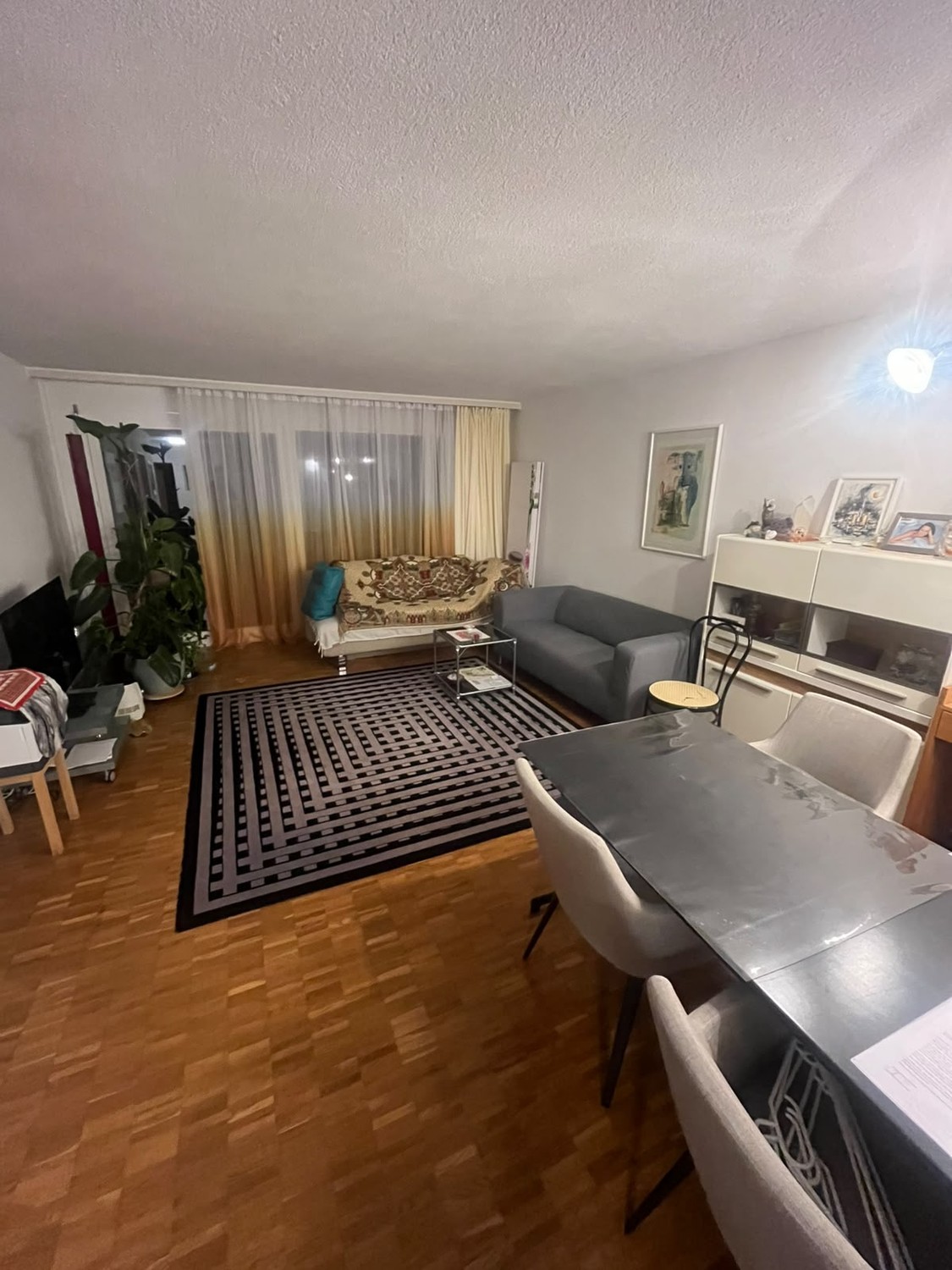 Zimmer in einer WG

Grosses, voll möbliertes Zimmer mit Bett, Kleiderschrank, Schreibtisch und allem, was Sie brauchen. Die Wohnung verfügt über ein gemeinsames Badezimmer, ein Wohnzimmer und eine Küche, die mit einer Waschmaschine und anderen wichtigen Dingen ausgestattet ist. Der Migros ist nur 2 