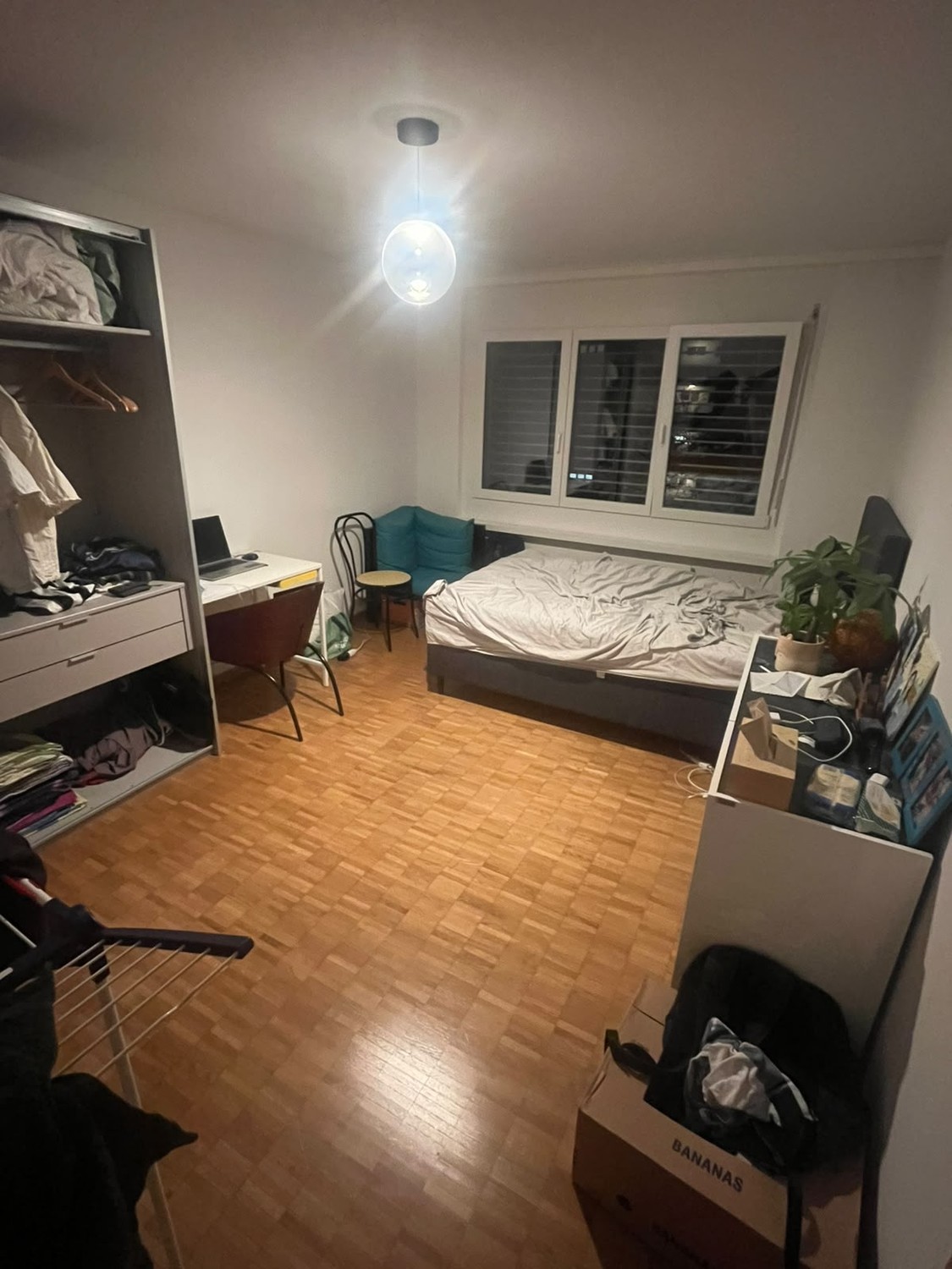 Zimmer in einer WG

Grosses, voll möbliertes Zimmer mit Bett, Kleiderschrank, Schreibtisch und allem, was Sie brauchen. Die Wohnung verfügt über ein gemeinsames Badezimmer, ein Wohnzimmer und eine Küche, die mit einer Waschmaschine und anderen wichtigen Dingen ausgestattet ist. Der Migros ist nur 2 