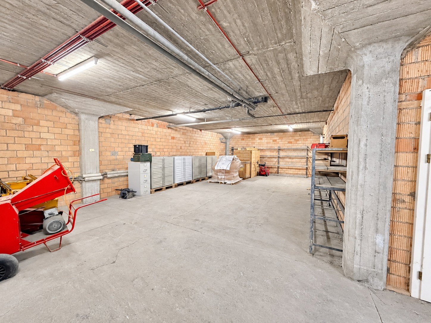 520m² storage room