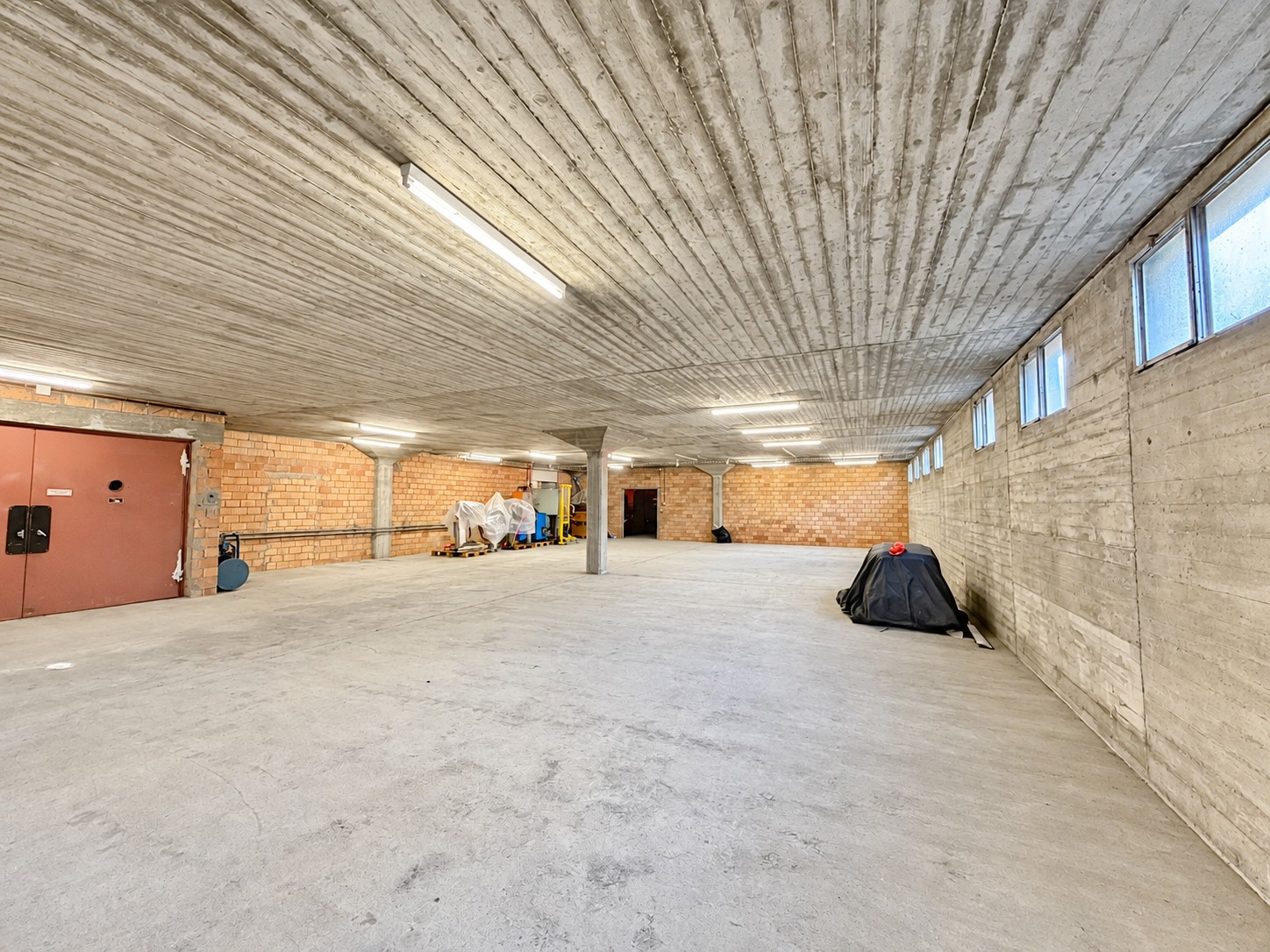 520m² storage room