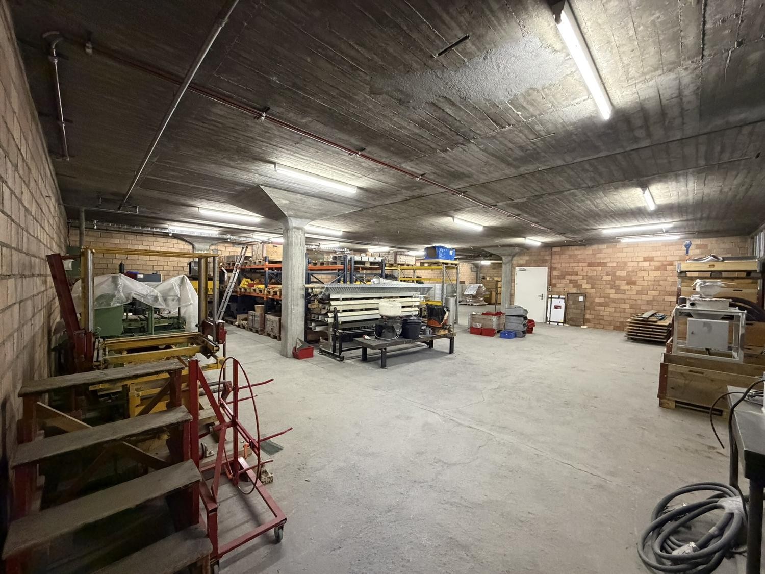520m² storage room
