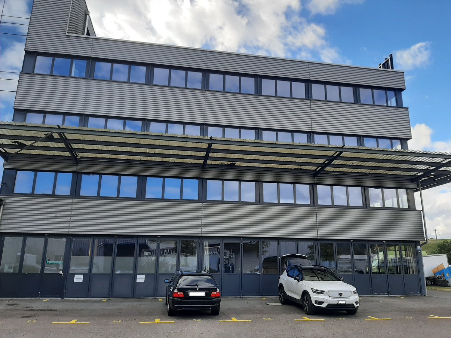Commercial, Foto 1 von 8