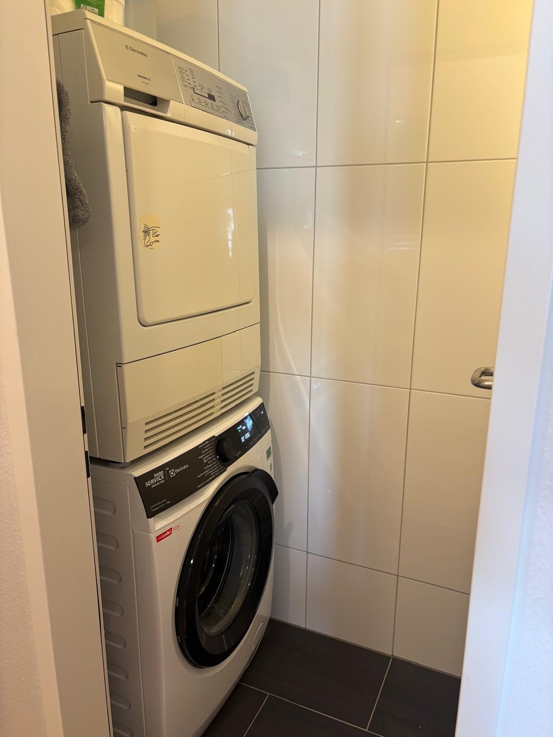 2 ½ room apartment","description":"2 1/2 room apartment in 8820 Wädenswil, with a view of the beautiful Lake Zurich, in a quiet residential area. Bus in the immediate vicinity of the apartment, BHF reachable in 8 minutes on foot. Parking space in a large parking garage, enclosed, available for rent.