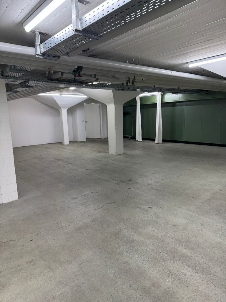 200m² storage room