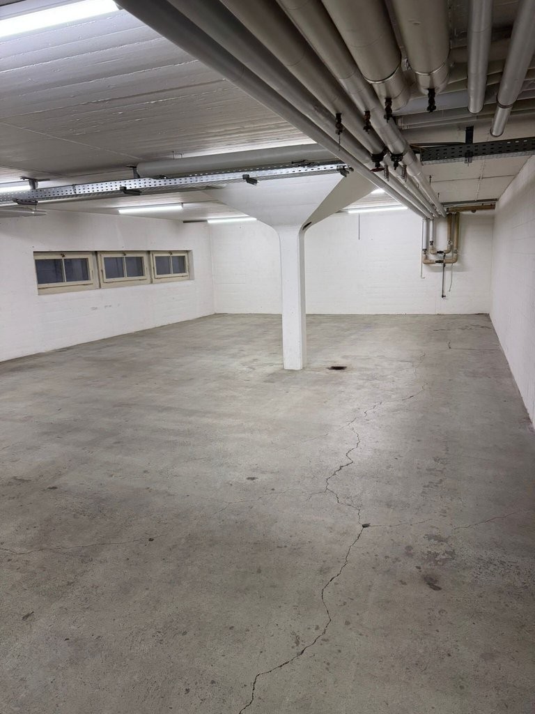 200m² storage room