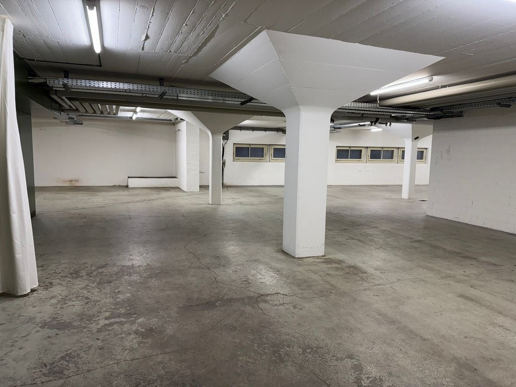 200m² storage room