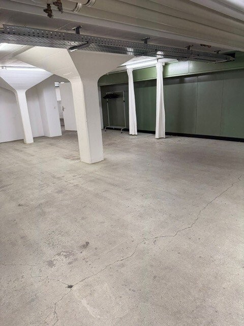 200m² storage room