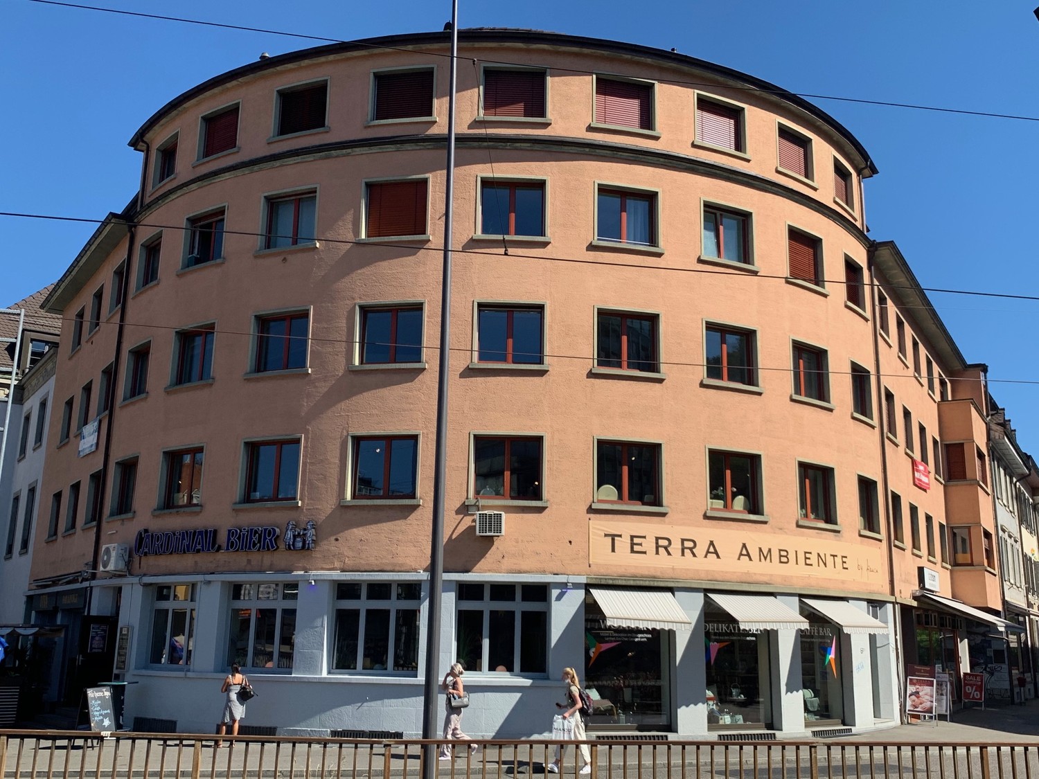 negozio di 142m², foto 1 di 4