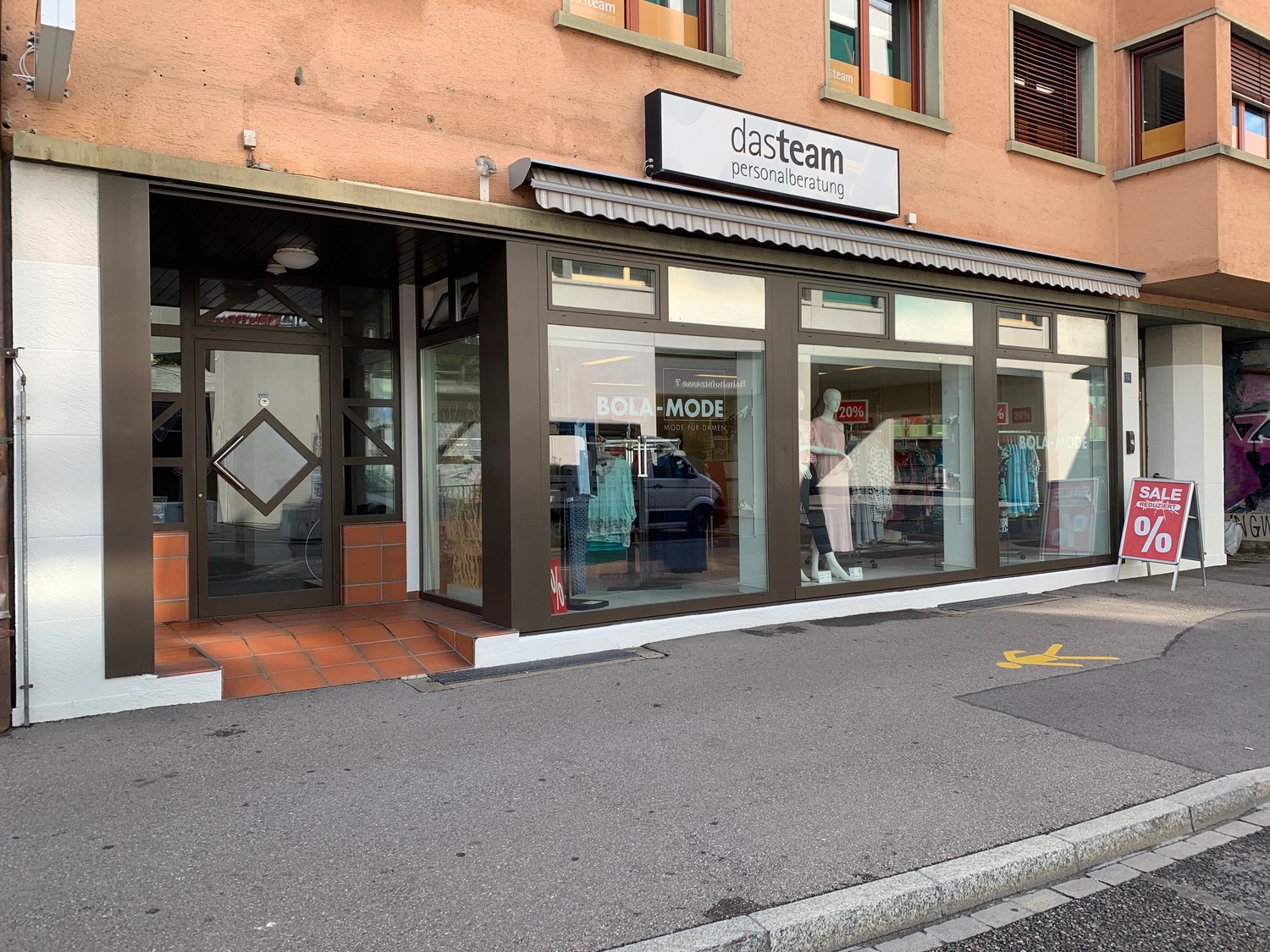 negozio di 142m², foto 2 di 4