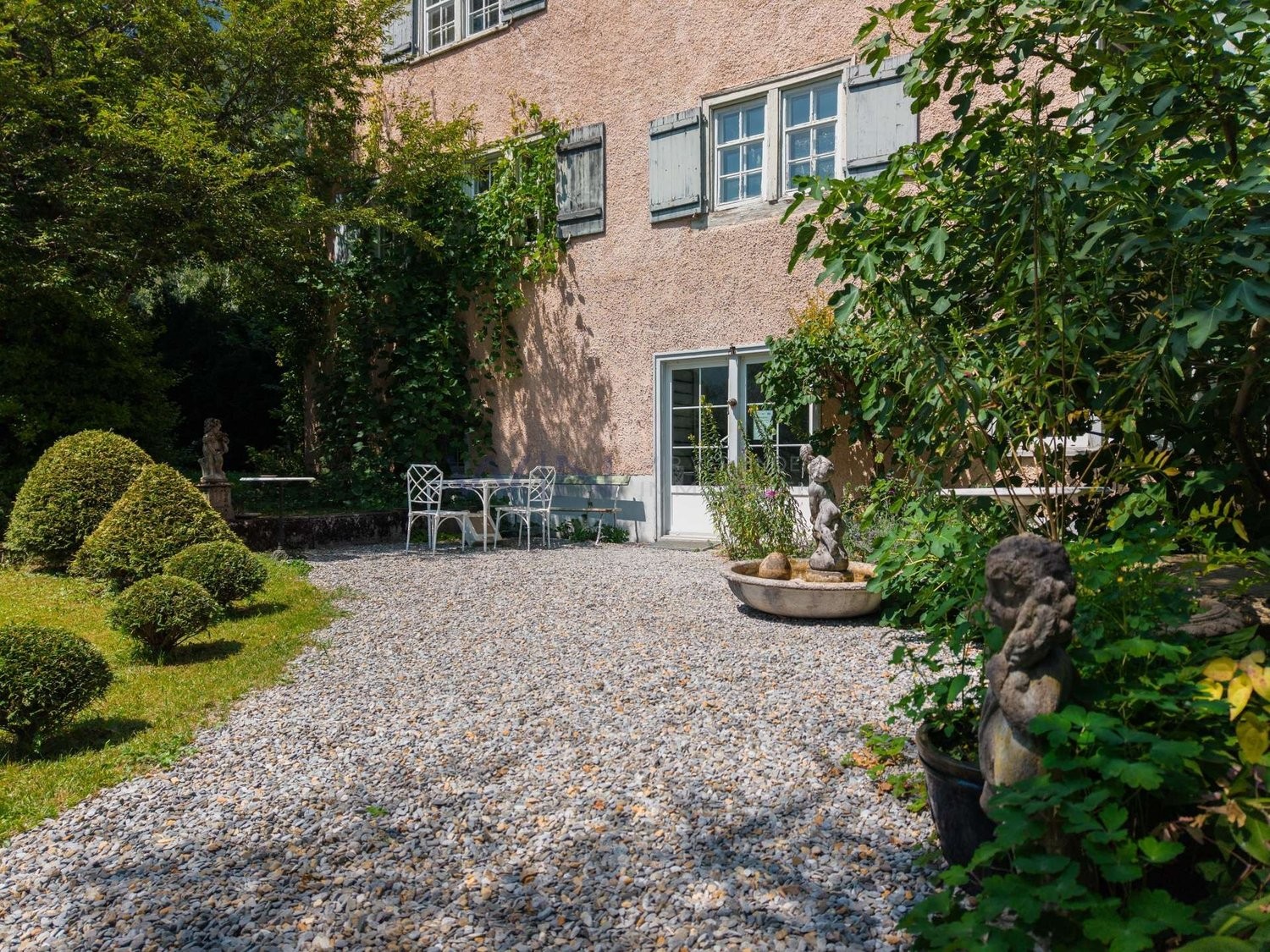 Casa singola con 19 stanze, foto 1 di 8