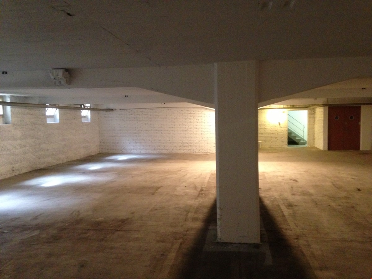310m² storage room