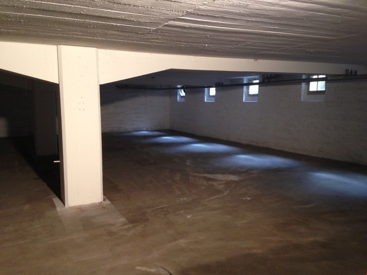 310m² storage room